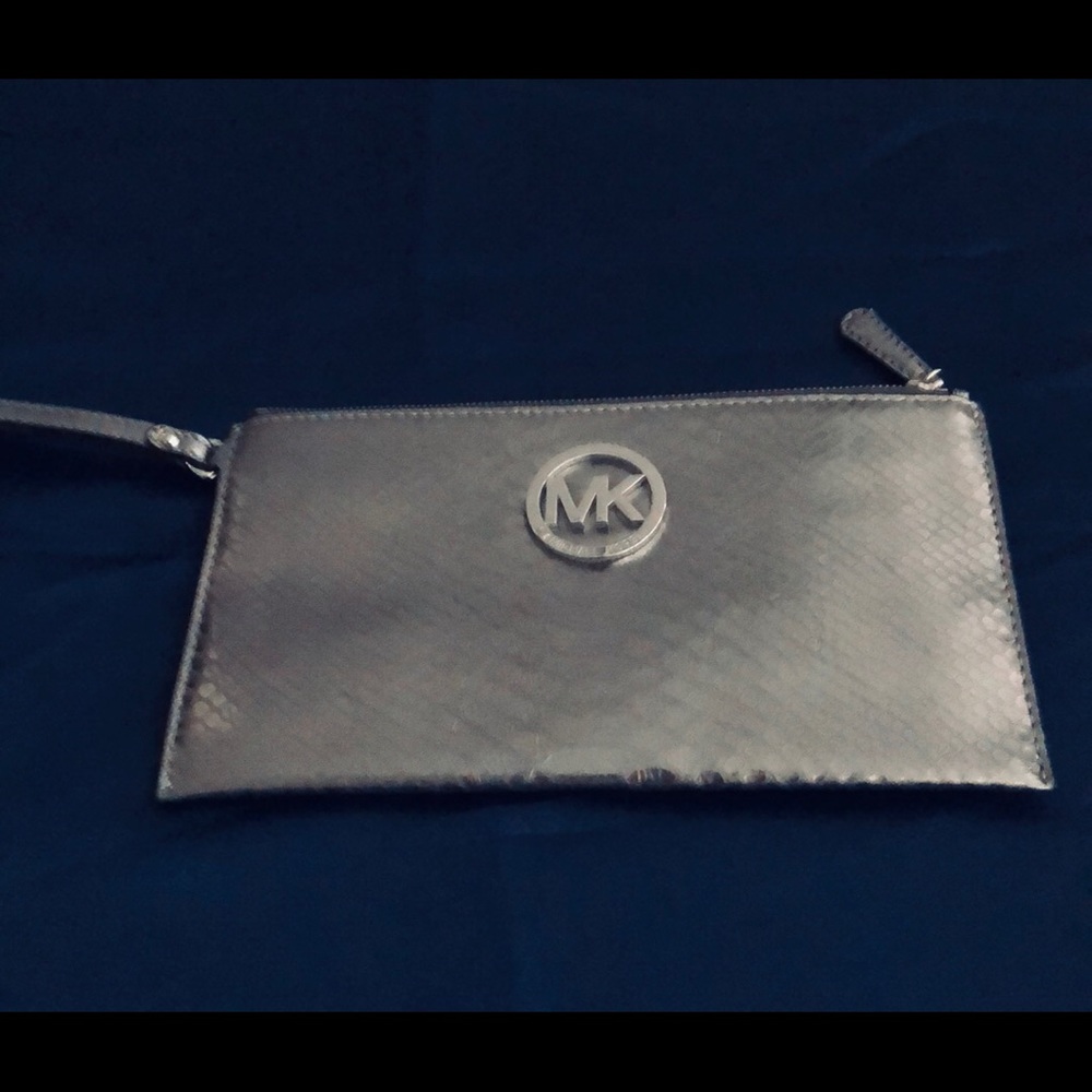 ✨Michael Kors Leather Snakeskin Wristlet SLVR